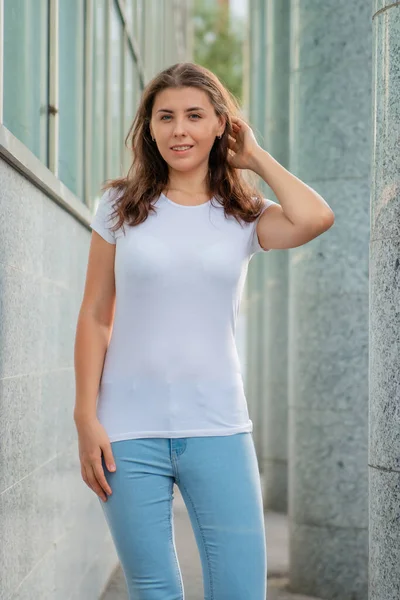 Een Jonge Vrouw Een Wit Shirt Poseert Tegen Achtergrond Van — Stockfoto