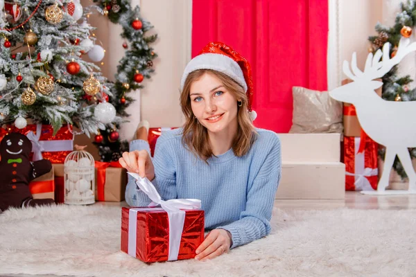 Young Attractive Woman Lies Gift Her Hands Background Christmas Tree — Stock Photo, Image