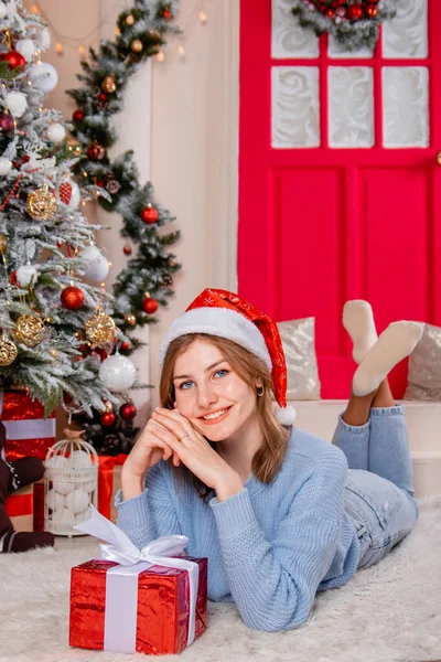 Femeie Tânără Atractivă Stă Cadou Mâini Fundalul Unui Pom Crăciun — Fotografie, imagine de stoc