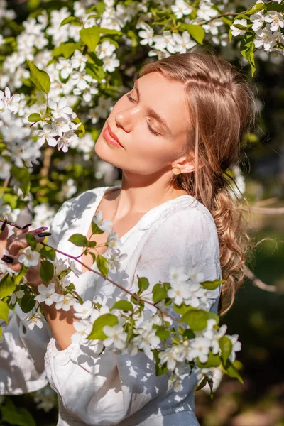 Porträt Eines Mädchens Einem Weißen Kleid Blühenden Apfelbäumen Das Mädchen — Stockfoto