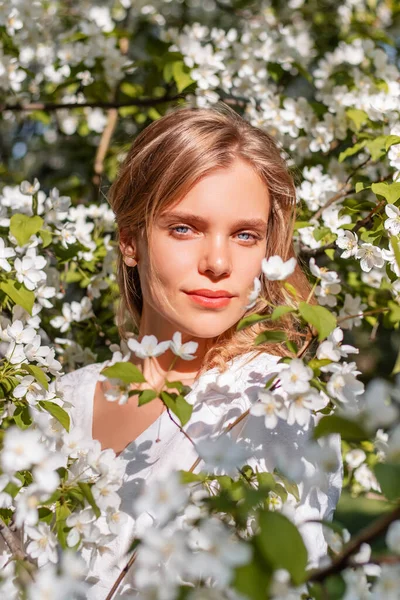 Portret Dziewczyny Białej Sukience Kwitnących Jabłoniach Dziewczyna Pozuje Tle Kwiatów — Zdjęcie stockowe