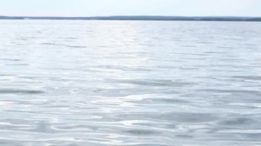 Su sıçratan dalgaların, nehir kıyısının, bir yaz akşamında gölün sesini içeren video..