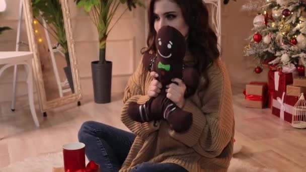 Retrato Una Joven Atractiva Suéter Cálido Posando Mientras Está Sentada — Vídeo de stock
