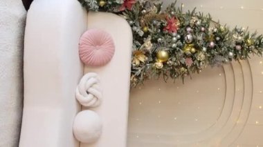 Dikey video, düz kamera hareketi, kanepe ve Noel süslemeleri.