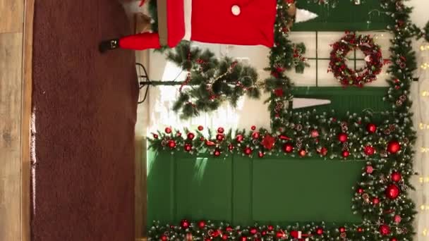 Vertikální Video Hladký Pohyb Fotoaparátu Vánoční Ozdoby Strom Dveře Santa — Stock video