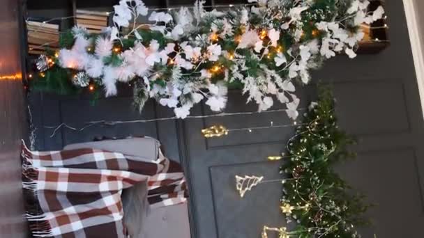 Vídeo Vertical Movimento Suave Câmera Sofá Decorações Natal — Vídeo de Stock