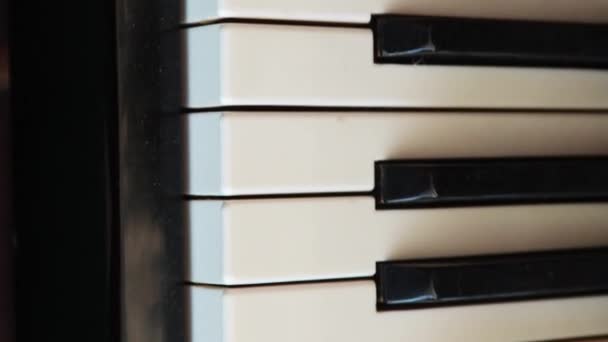 Dikey Video Düz Kamera Hareketi Seçici Odak Piyano Tuşlarına Yakın — Stok video