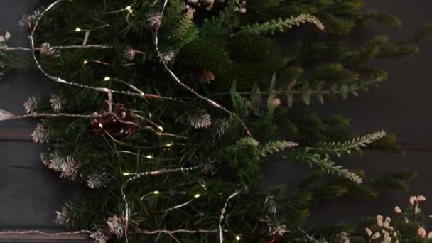 매끄러운 사진기 크리스마스 장난감 전나무 선택적인 초점의 클로즈업 갈란드의 — 비디오
