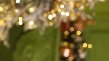 Dikey video, seçici odak, aromanın Bokeh 'ten Noel ağacına düzgün hareketi, Noel arka planı, bulanık çelenkler, oyuncaklar ve dekorasyonlar.