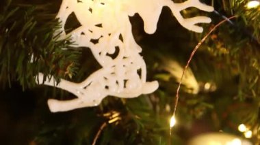 Dikey video, Noel oyuncakları, köknar dalları, dekorasyonlar ve hediyeler. Düz hareket, seçici odaklanma.