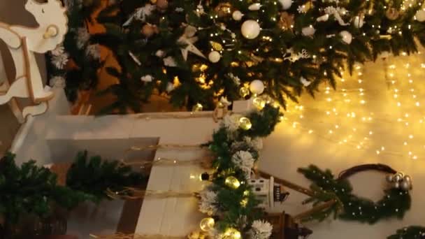 垂直ビデオ クリスマスツリー カメラの動き 選択的な焦点 — ストック動画