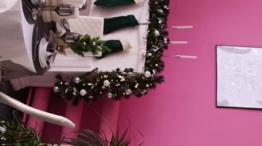 Kamera hareketi, Noel şöminesinde hediyeli yeşil yün çoraplar. Dikey video. Seçici odak.