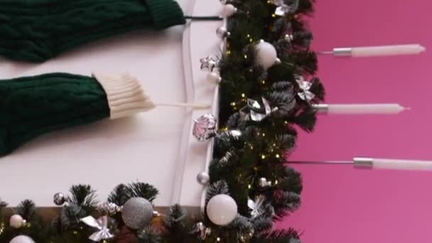Movimiento Cámara Calcetines Lana Punto Verde Con Regalos Chimenea Navidad — Vídeos de Stock