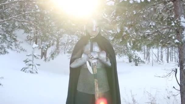 Середньовічний Фентезійний Воїн Рогатому Шоломі Позує Тлі Заходу Сонця Зимовому — стокове відео