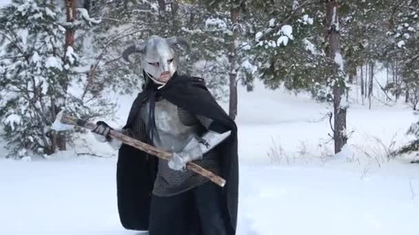 Ein Mittelalterlicher Fantasiekrieger Mit Gehörntem Helm Einem Stählernen Brustpanzer Und — Stockvideo