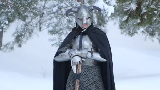 Portret Van Een Middeleeuwse Fantasiekrijger Een Gehoornde Helm Stalen Borstplaat — Stockvideo