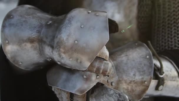 Nahaufnahme Der Hände Eines Mittelalterlichen Kriegers Tellerhandschuhen Vor Der Kulisse — Stockvideo