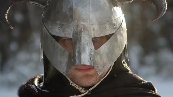 Ortaçağ Fantezi Savaşçısının Portresi Boynuzlu Miğfer Çelik Göğüs Zırhı Elinde — Stok video