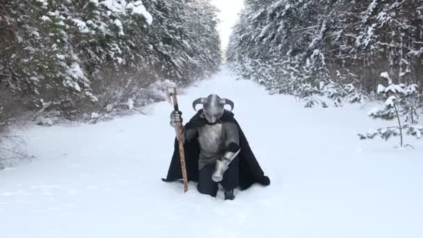 Sullo Sfondo Una Foresta Invernale Siede Guerriero Fantasy Medievale Con — Video Stock