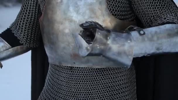 一个中世纪的幻想战士在铁链邮件中击中了自己在一个冬季森林的背景下与钢板手套的钢制胸板 带声音的视频 摄像机运动 — 图库视频影像