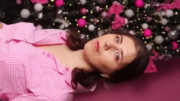 Portrait Une Jeune Femme Chemise Rose Pantalon Posant Avec Cadeau — Video