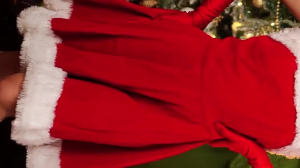 Πορτρέτο Μιας Νεαρής Γυναίκας Ένα Κόκκινο Κοστούμι Χριστούγεννα Σάντα Ποζάρουν — Αρχείο Βίντεο