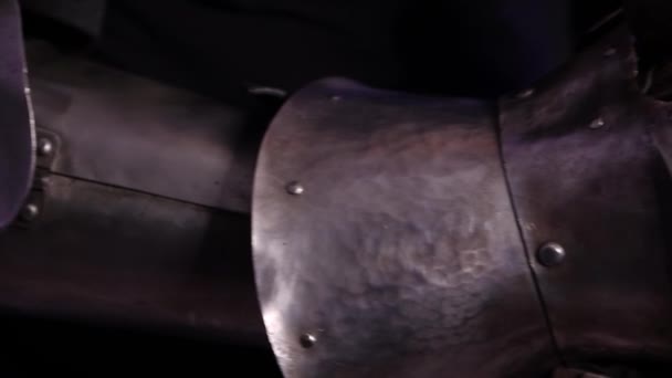 剣を握る鋼鉄騎士の手のクローズアップ 選択的な焦点 カメラの動き — ストック動画