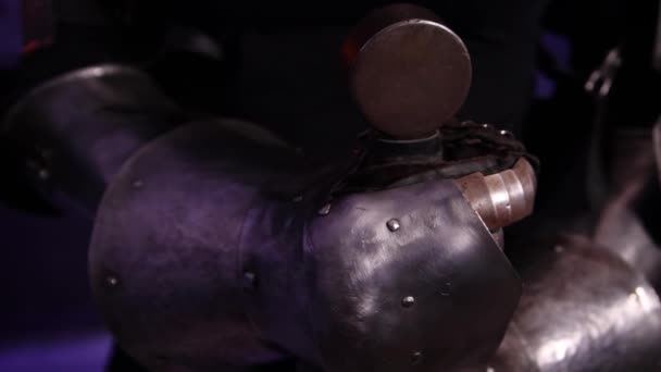 剣を握る鋼鉄騎士の手のクローズアップ 選択的な焦点 カメラの動き — ストック動画
