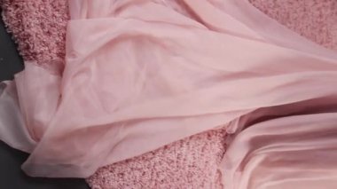 Pembe elbiseli çekici bir genç kadın ve arka planda bir Noel ağacına karşı duran bir tren. Dikey video, kamera hareketi, seçici odak.