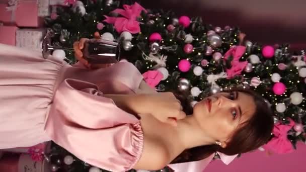 Pembe Elbiseli Çekici Bir Genç Kadının Portresi Arka Planda Bir — Stok video
