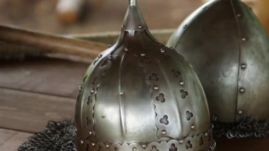 Ortaçağ Viking kaskının yakın çekimi, düzgün kamera hareketi, seçici odaklanma.