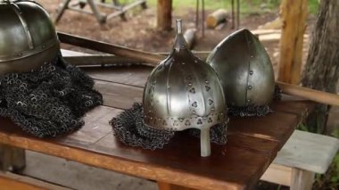 Ortaçağ Viking kaskının yakın çekimi, düzgün kamera hareketi, seçici odaklanma.