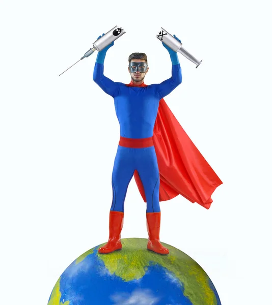 Superhrdina Rozbíjí Jedovatou Injekční Stříkačku Stojící Nad Vrcholem Zeměkoule Planeta — Stock fotografie
