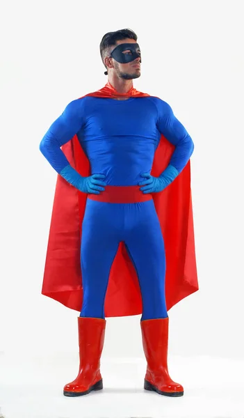 Beyaz Arka Planda Duran Mavi Kostümlü Süper Kahraman — Stok fotoğraf