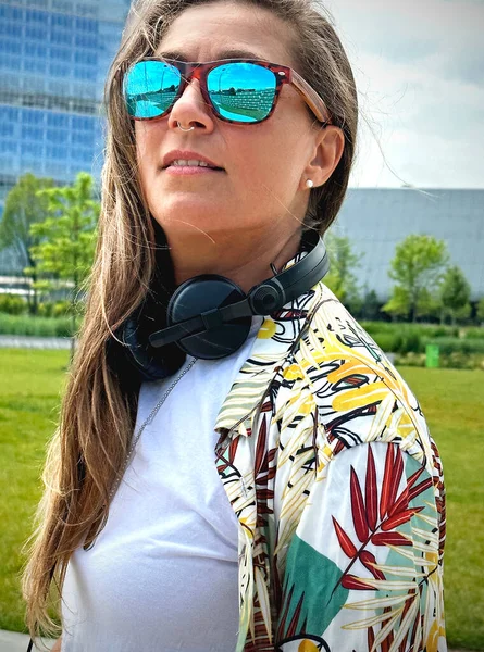 Mujer Rubia Con Auriculares Música Estéreo Gafas Sol Caminando Fondo —  Fotos de Stock