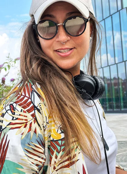 Ξανθιά Γυναίκα Πορτρέτο Φορώντας Στερεοφωνικά Ακουστικά Μουσικής Γυαλιά Ηλίου Και — Φωτογραφία Αρχείου