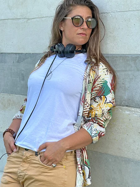 Blondýny Žena Nosí Stereo Hudební Sluchátka Sluneční Brýle Hudební Inspirace — Stock fotografie