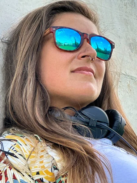 Ξανθιά Γυναίκα Πορτρέτο Φορώντας Στερεοφωνικά Ακουστικά Μουσικής Και Γυαλιά Ηλίου — Φωτογραφία Αρχείου