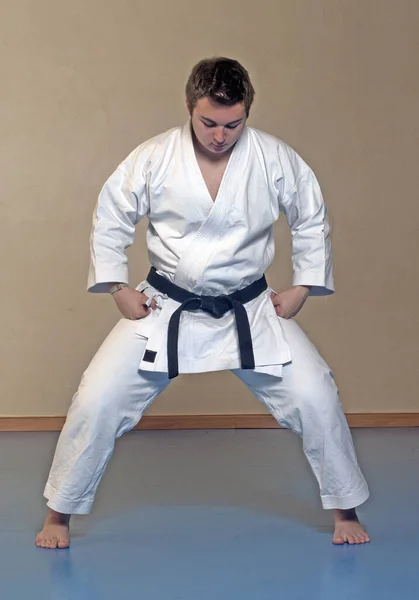 Kampsport Svart Bälte Karate Ung Man Porträtt Göra Träningsposition — Stockfoto