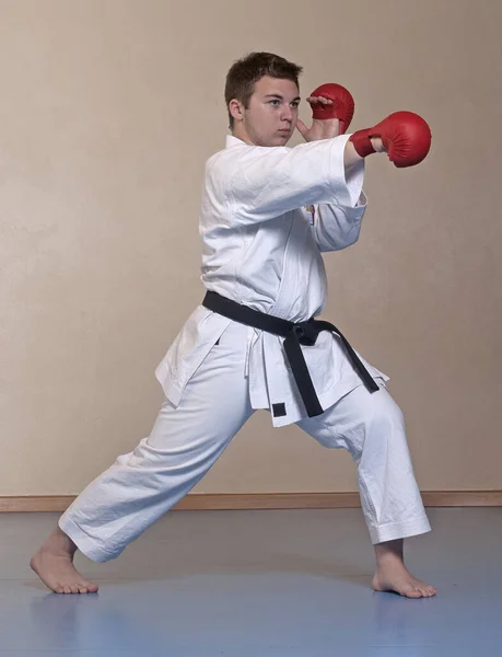 Martial Arts Zwarte Riem Karate Jongeman Portret Dragen Rode Handschoenen — Stockfoto