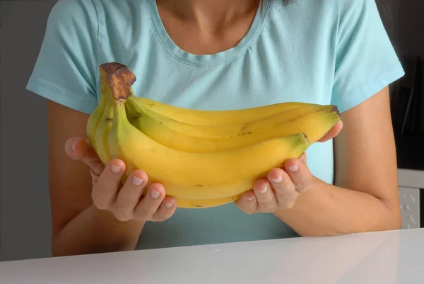 Egy Banáncsokrot Tart Konyhában — Stock Fotó