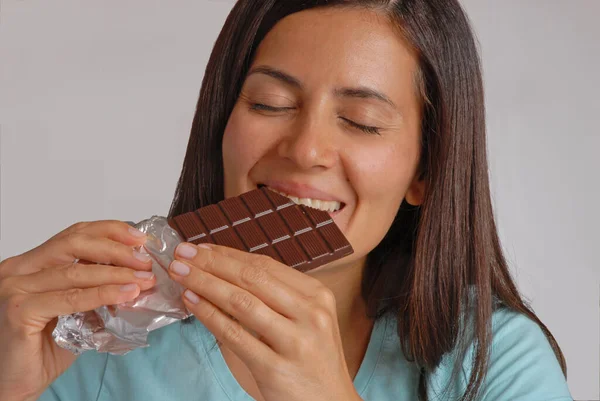 Jonge Vrouw Eet Pure Chocolade Barportret Tevredenheidsuitdrukking Stockfoto