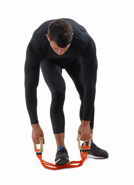 Beyaz arka planda direnç elastik bant ile fitness adamı eğitimi.