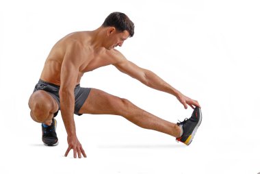 Beyaz arka planda esneyen gömleksiz fitness adamı..