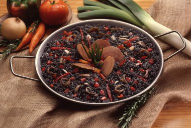 Siyah pirinç, deniz ürünleri, paella ve malzemeler..