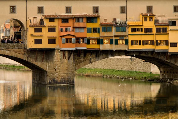 Floransa'daki Ponte Vecchio görünümünü