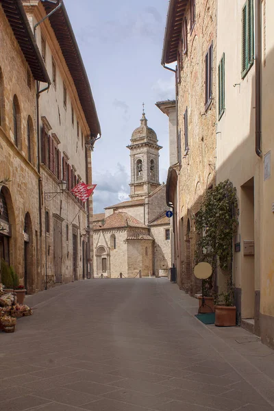 イタリアのピエンツァ村の狭い通り — ストック写真