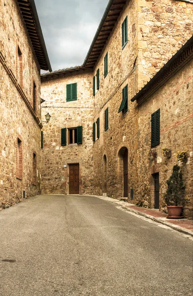 イタリアのピエンツァ村の狭い通り — ストック写真