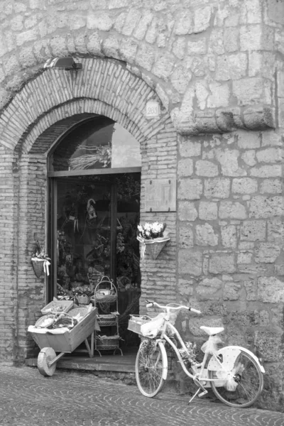 İtalya 'nın Orvieto köyünde dar bir sokak.