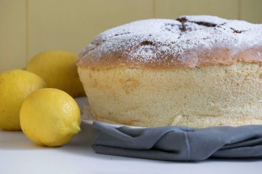 Kahvaltıda limonlu şifon kek.